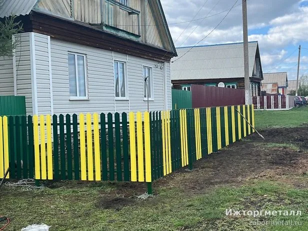 Забор из металлического штакетника на участке, фото покупателя