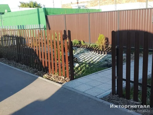 Забор из металлического штакетника на участке, фото покупателя