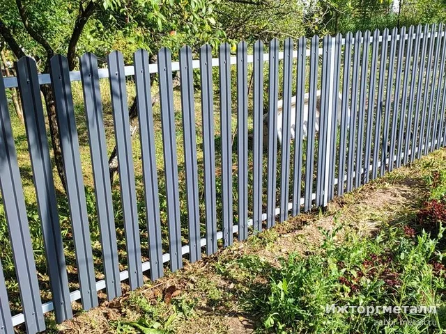 Забор из металлического штакетника на участке, фото покупателя
