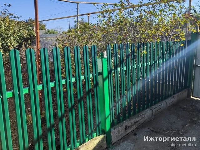 Забор из металлического штакетника Штакетник металлический зеленый 120 см 85 мм на участке, фото покупателя