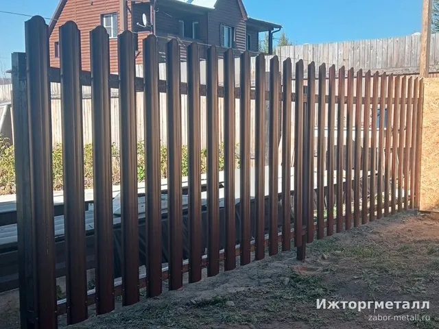 Забор из металлического штакетника на участке, фото покупателя
