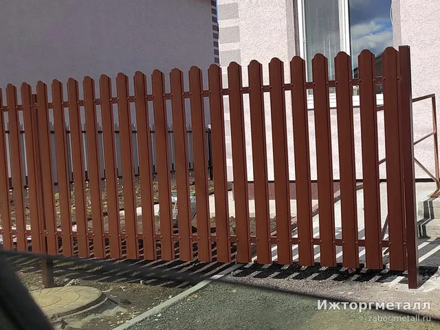 Металлический забор на участке, фото покупателя